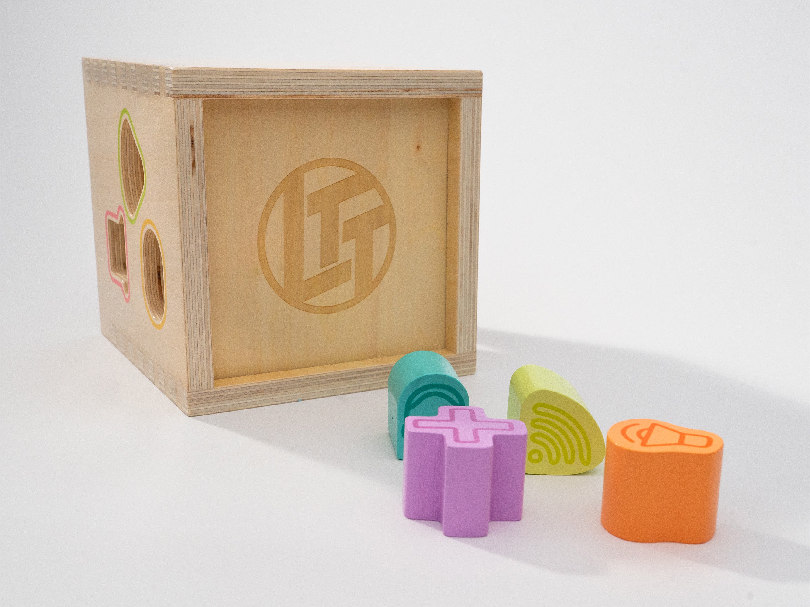 First learning wooden blocks deals with shape sorting lid